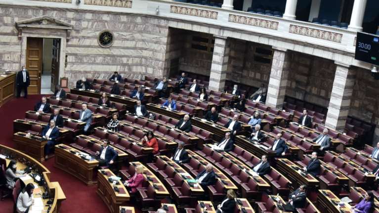 Μάχη των πολιτικών αρχηγών στη Βουλή για τις καταστροφικές πυρκαγιές και τα μέτρα αποκατάστασης