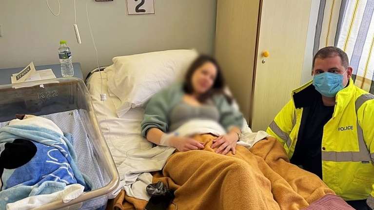 Γέννησε η έγκυος που εγκλωβίστηκε στον αυτοκινητόδρομο Μορέας εν μέσω κακοκαιρίας - Τη μετέφερε αστυνομικός στο νοσοκομείο