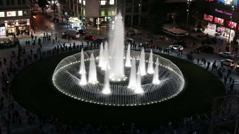 Νέα πλατεία Ομονοίας: Στους Αθηναίους το &quot;μαγικό&quot; συντριβάνι - Εντυπωσιακές εικόνες από τη λειτουργία του