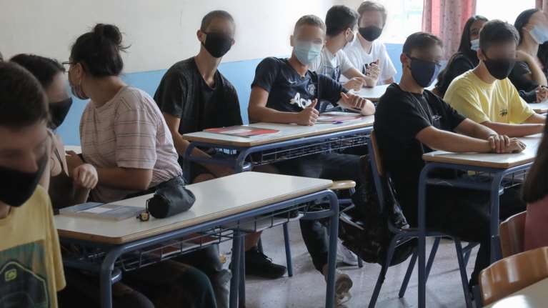 Άνοιγμα σχολείων: Με τηλεκπαίδευση αύριο Γυμνάσια και Λύκεια - Από Δευτέρα τα παιδιά σε νηπιαγωγεία και δημοτικά