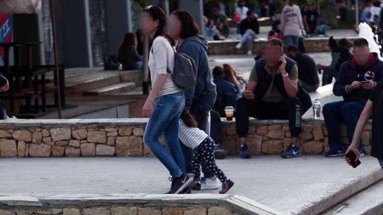 Γέμισαν από κόσμο οι πλατείες της Αθήνας - Ανησυχία ενόψει Σαββατοκύριακου [Εικόνες + Βίντεο]