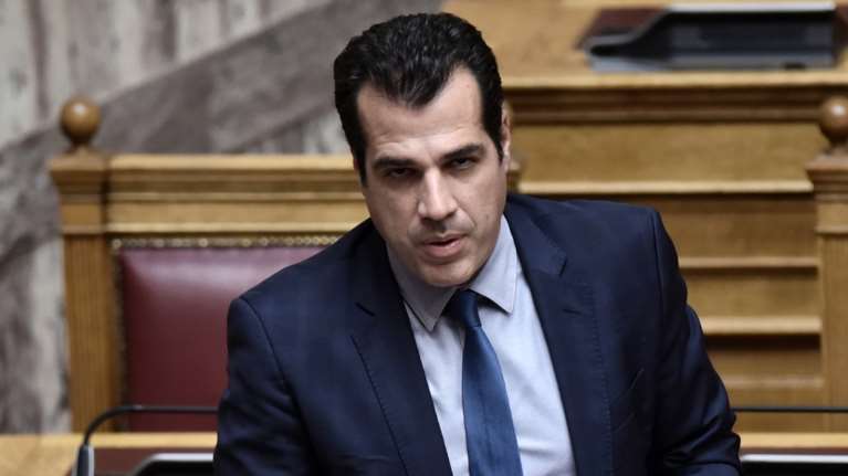 Θάνος Πλεύρης: Εγώ και η αδερφή μου σεβόμαστε την επιλογή του πατέρα μας, αλλά παίρνουμε τις αποστάσεις μας