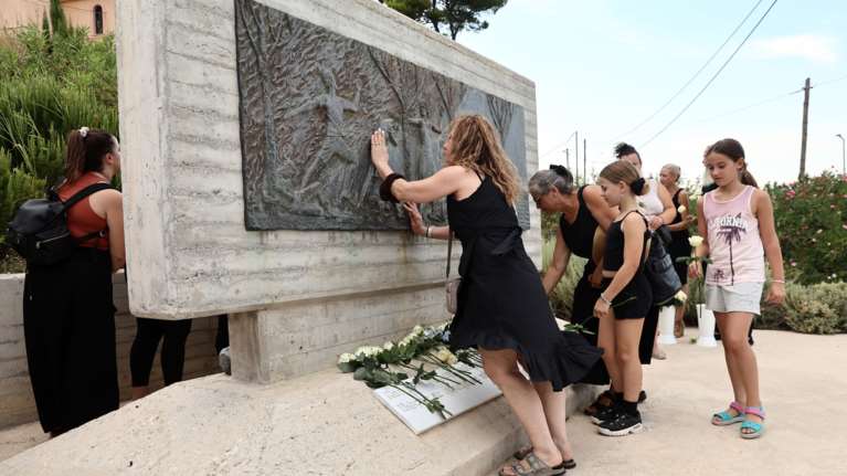 Τρισάγιο για τα θύματα της τραγωδίας στο Μάτι: Χτύπησαν πένθιμα οι καμπάνες-Πλήθος κόσμου με λουλούδια στα χέρια [εικόνες-βίντεο]