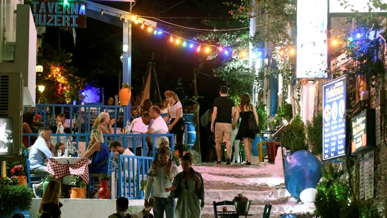 Κορονοϊός: Οργισμένοι οι καταστηματάρχες για το νέο ωράριο σε μπαρ, εστιατόρια - &quot;Θα έρθουν λουκέτα και απολύσεις&quot;