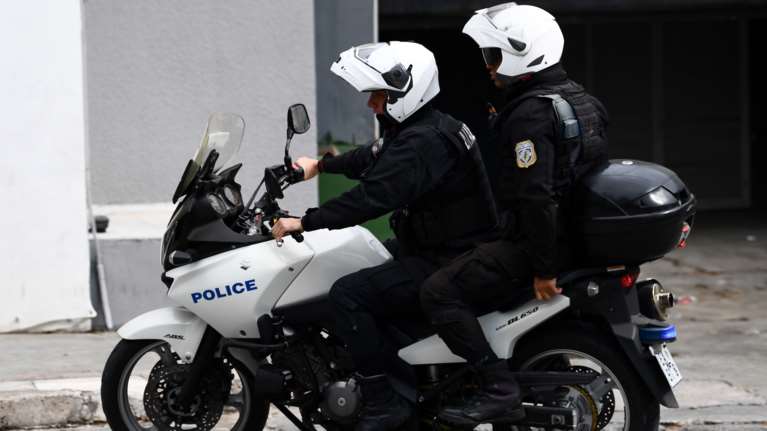 Χαϊδάρι: Αστυνομικός είπε σε έλεγχο της ΔΙ.ΑΣ &quot;είμαι σε διατεταγμένη υπηρεσία&quot; και έκανε ένοπλη απόπειρα διάρρηξης