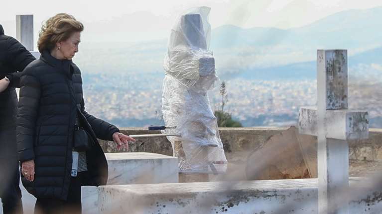 Συγκινημένη η βασίλισσα Σοφία, στους τάφους των γονιών της Παύλου και Φρειδερίκης στο Τατόι [εικόνες]