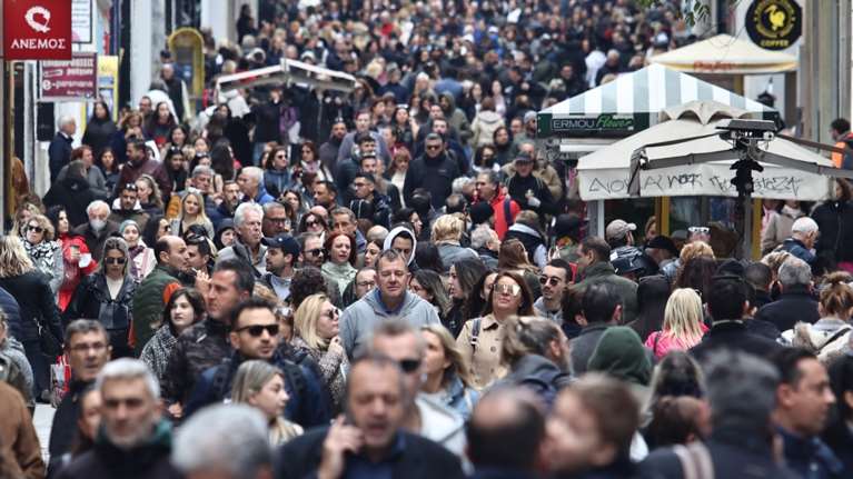 &quot;Βούλιαξε&quot; η Ερμού: Οι Αθηναίοι βγήκαν για ψώνια στην στολισμένη Αθήνα  [εικόνες]