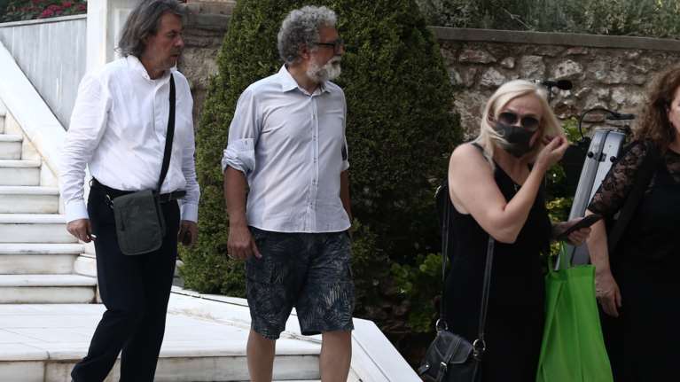 Η απάντηση του βιολιστή Στρατάκη για την εμφάνισή του στο Προεδρικό με βερμούδα και σαγιονάρες