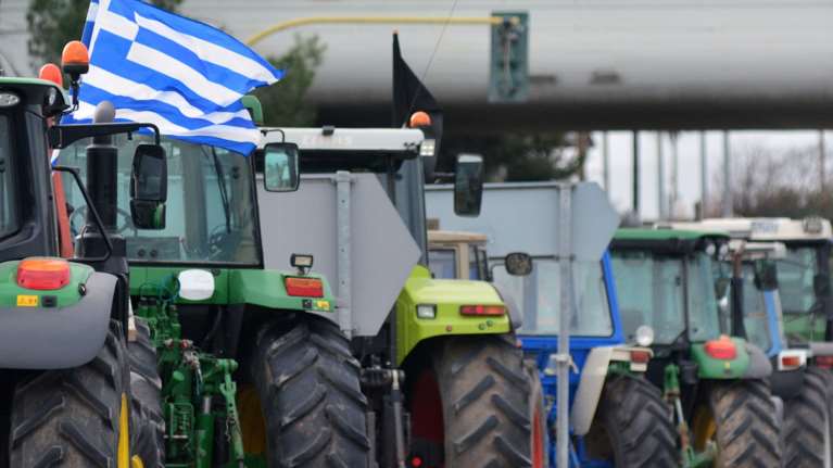Τα μπλόκα στις εθνικές οδούς τρομάζουν την κυβέρνηση -  Δεν κάνουν πίσω οι αγρότες, αύριο η συνάντηση με τον πρωθυπουργό