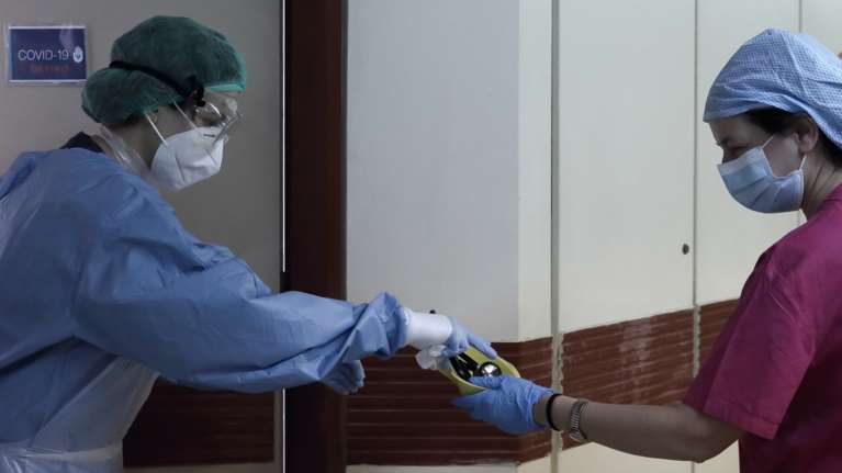 Κορονοϊός: &quot;Ασφυξία&quot; με 443 διασωληνωμένους και 63 θανάτους σήμερα - 2422 νέα κρούσματα