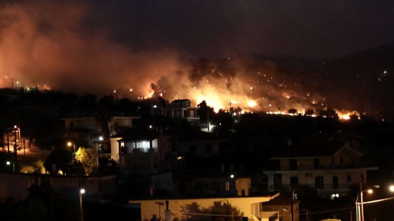 Φωτιά στις Κεχριές: &quot;Μάχη&quot; με τις φλόγες για δεύτερη νύχτα - Καλύτερη η εικόνα της πυρκαγιάς [Εικόνες]