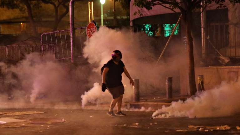 Βηρυτός: Οργή πολιτών κατά της κυβέρνησης - Σφοδρές συγκρούσεις διαδηλωτών με την αστυνομία