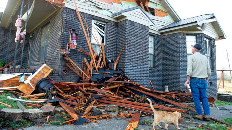 ΗΠΑ: Τουλάχιστον 40 νεκροί από τους ανεμοστρόβιλους και τις καταιγίδες που σάρωσαν τη χώρα