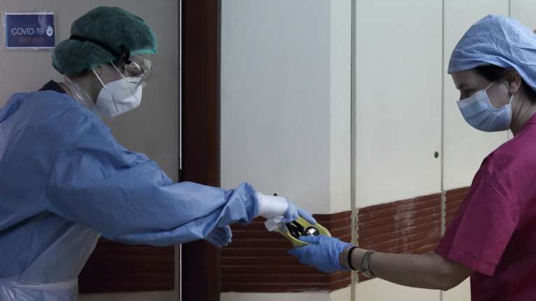 Τελεσίγραφο στους υγειονομικούς: Υποχρεωτικός εμβολιασμός έως την 1η Σεπτεμβρίου - Αναστολή καθηκόντων στους ανεμβολίαστους