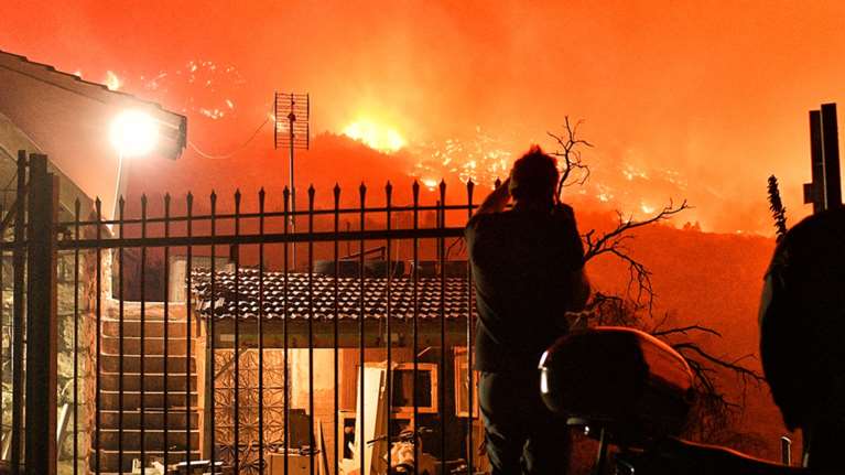 Ολονύχτια μάχη με τη μεγάλη φωτιά στο Ξυλόκαστρο - Εκκενώθηκαν έξι χωριά [εικόνες]