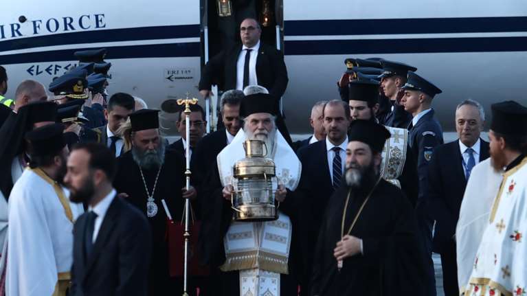 Έφτασε το Άγιο Φως από τα Ιεροσόλυμα: Μεταφέρεται σε όλη την Ελλάδα