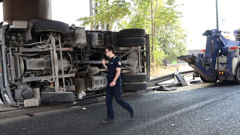Μποτιλιάρισμα στον Κηφισό: Ανετράπη φορτηγό στον Ρέντη - Κυκλοφοριακές ρυθμίσεις [εικόνες - βίντεο]