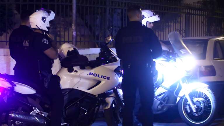 Θρίλερ στην Πεντέλη: 23χρονος με τσεκούρι προσπάθησε να τραυματίσει αστυνομικούς - Απείλησε να σκοτώσει τον πατέρα του