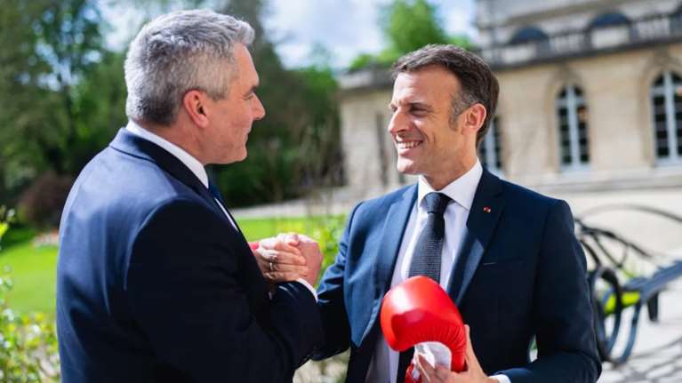 Συνάντηση Νεχάμερ - Μακρόν: Ο καγκελάριος της Αυστρίας δώρισε στον Γάλλο πρόεδρο γάντια του μποξ