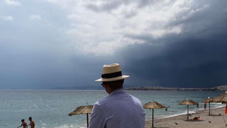 Καιρός: Η θερμοκρασία έως 34 βαθμούς και ισχυροί βοριάδες - Πού θα εκδηλωθούν βροχές