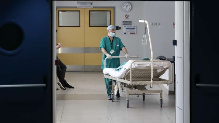 Κορονοϊός: Πάνω από 4.000 οι νεκροί στην Ελλάδα - 96 νέοι θάνατοι - 527 διασωληνωμένοι - 916 κρούσματα