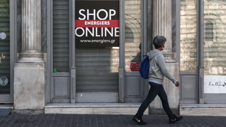 Σε ρυθμό μόνιμου lockdown η χώρα: Τι ισχύει από σήμερα για σχολεία, καταστήματα και μετακινήσεις