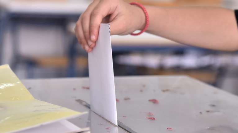 Δημοσκοπήσεις: Τα Τέμπη και η ακρίβεια απειλούν τη Νέα Δημοκρατία, σημάδια φθοράς ενόψει ευρωεκλογών