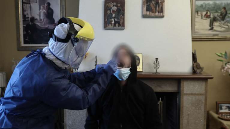 Δείτε πώς γίνονται τα τεστ για τον κορονοϊό στο σπίτι - Από κινητές μονάδες [εικόνες]