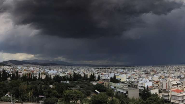 Άστατος σήμερα ο καιρός: Πτώση της θερμοκρασίας και καταιγίδες