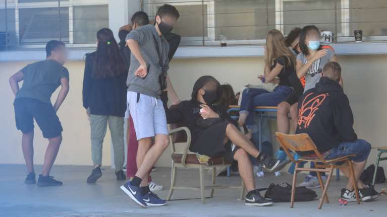 Καταλήψεις σχολείων: Υποχρεωτική η τηλεκπαίδευση, απουσίες σε όσους δεν παρακολουθούν