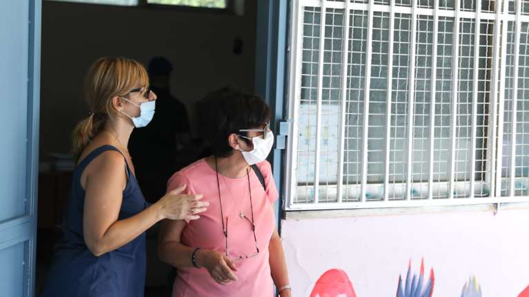 Κορονοϊός: Aγωνία για τα πρώτα λουκέτα στα σχολεία - Ποια είναι κλειστά - Τι πρέπει να προσέχουν οι γονείς