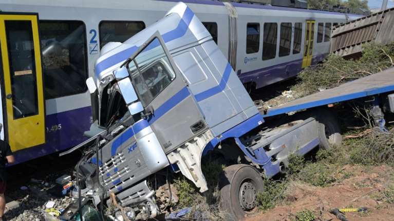 Αυλίδα: Πώς αποφεύχθηκε η τραγωδία με το τρένο και την νταλίκα - Η κίνηση που έσωσε τη ζωή των δύο μηχανοδηγών [εικόνες-βίντεο]
