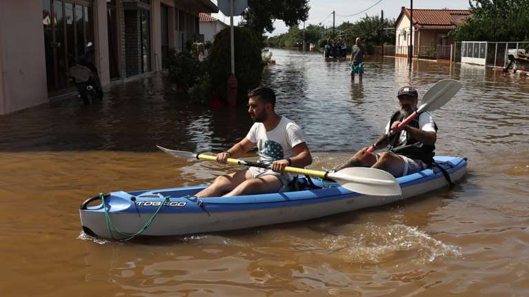 Τρομάζουν οι μαρτυρίες εγκλωβισμένων και διασωθέντων για νεκρούς: &quot;Είδαμε πτώματα να επιπλέουν&quot; [Βίντεο]