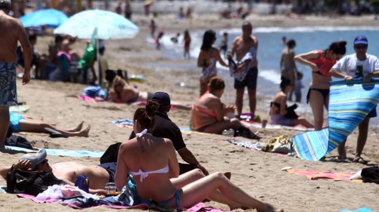 &quot;Βούλιαξαν&quot; οι παραλίες της Αττικής - Για μπάνιο στη θάλασσα όσοι Αθηναίοι έμειναν στο κλεινόν άστυ [Εικόνες]