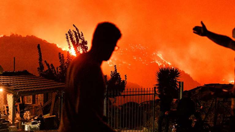Τραγωδία από τη φωτιά στο Ξυλόκαστρο: Νεκροί οι δυο αγνοούμενοι - Κάηκαν σπίτια, 30 χλμ το πύρινο μέτωπο [εικόνες]
