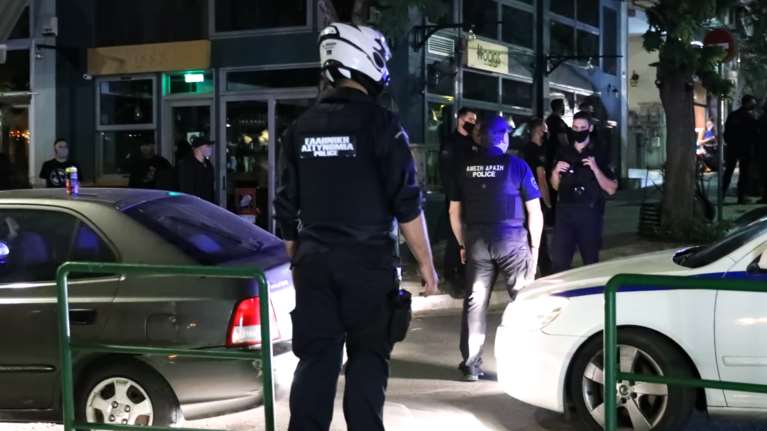 Κορονοϊός: Με μεγάφωνα και ντουντούκες στις πλατείες η αστυνομία εμποδίζει το συνωστισμό