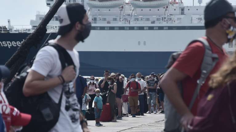 Κορονοϊός: Σε λεπτό σχοινί η χώρα με 735 κρούσματα σε μόλις μία εβδομάδα - Απειλεί τους νέους ο ιός