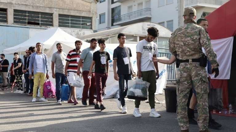 Αναχώρησαν για τη δομή της Μαλακάσας οι διασωθέντες μετανάστες του ναυαγίου στην Πύλο