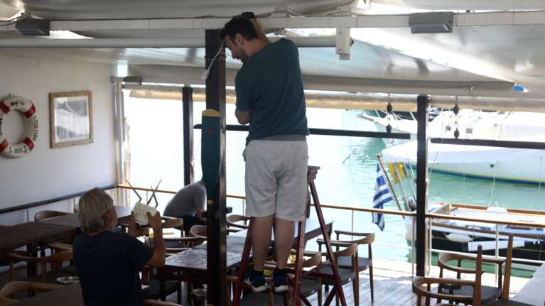 Πυρετώδεις προετοιμασίες για το άνοιγμα της εστίασης - Αυστηροί κανόνες για τα τραπέζια [εικόνες]