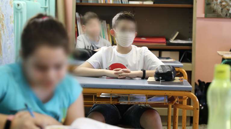 Πότε ανοίγουν τα σχολεία: Νέα σενάρια - Σε δύο φάσεις ή στις 14 Σεπτεμβρίου για όλους τους μαθητές [Βίντεο]
