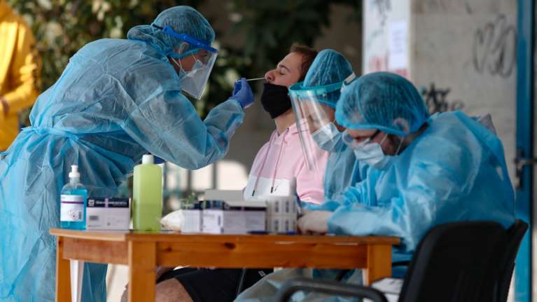 Κορονοϊός: Πρώτα θετικά σημάδια στον αριθμό κρουσμάτων - Τρομάζει ο αριθμός νεκρών και διασωληνωμένων