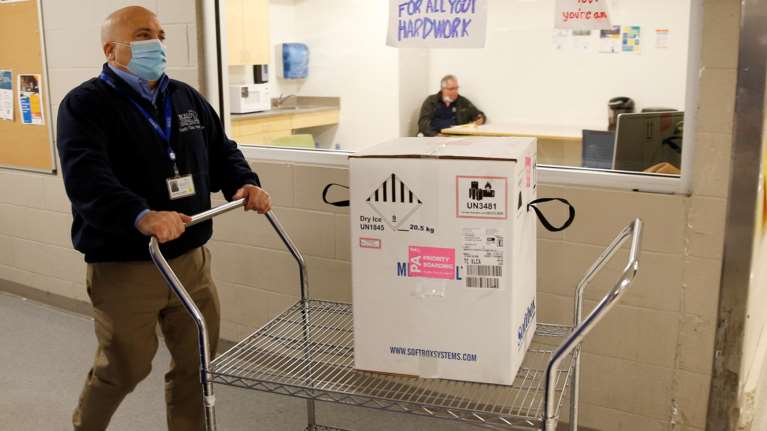 ΗΠΑ: Η απίστευτη &quot;έκπληξη&quot; που έκρυβε η &quot;βαλίτσα&quot; εμβολίων της Pfizer - Τι ανακάλυψαν οι φαρμακοποιοί