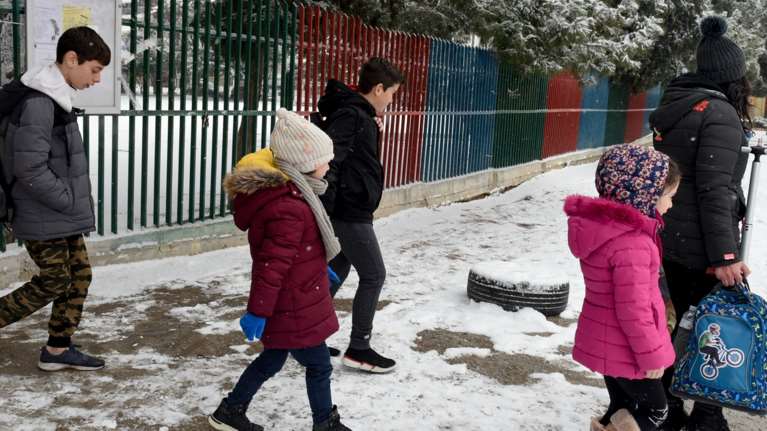 Με τηλεκπαίδευση το μάθημα στα σχολεία που δεν θα ανοίξουν τη Δευτέρα - Ποια καταστήματα θα παραμείνουν κλειστά