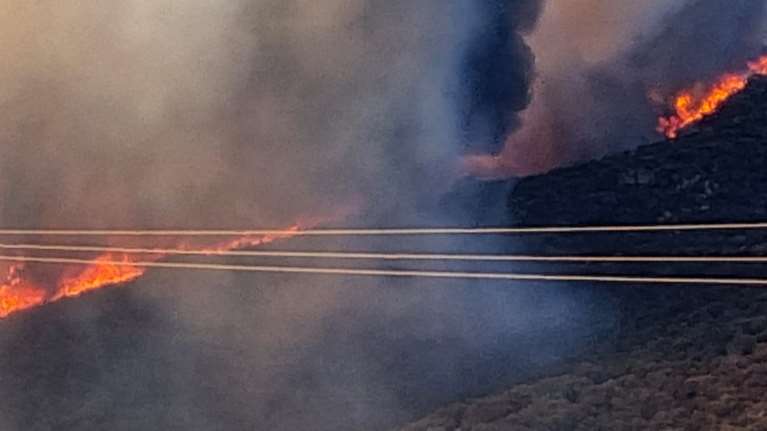 Μαίνεται η μεγάλη φωτιά στην Εύβοια: Στην περιοχή μετέβη ο Κικίλιας - Εκκενώθηκαν οικισμοί, τραυματίστηκε πυροσβέστης [εικόνες-βίντεο]