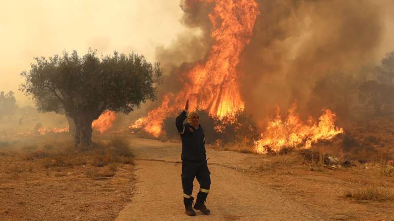Φωτιά στα Δερβενοχώρια: Εκκενώθηκε το χωριό Λεύκα - Τρίτη μέρα σκληρής μάχης για να μην περάσουν οι φλόγες στην Πάρνηθα