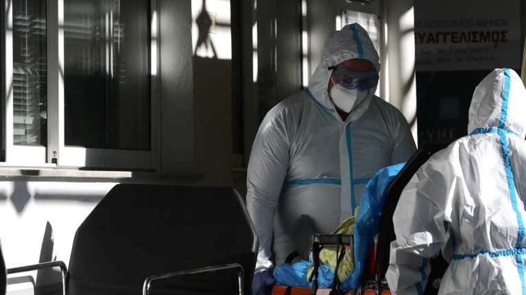 Προειδοποιούν οι λοιμωξιολόγοι: Αύξηση 539% στις νοσηλείες - 4 στους 10 ανεμβολίαστους θα μολυνθούν μέχρι τέλος του έτους