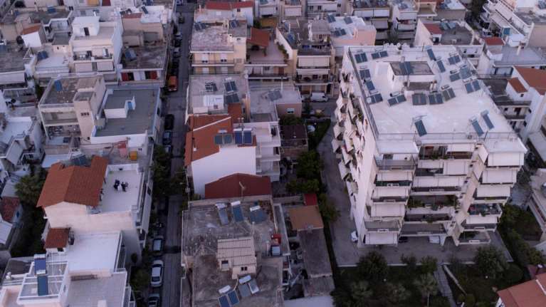 Τα παράδοξα του ΕΝΦΙΑ: Γιατί ένα ακίνητο που χτίστηκε το 1960, πληρώνει τον ίδιο φόρο με ένα ακίνητο του 1990