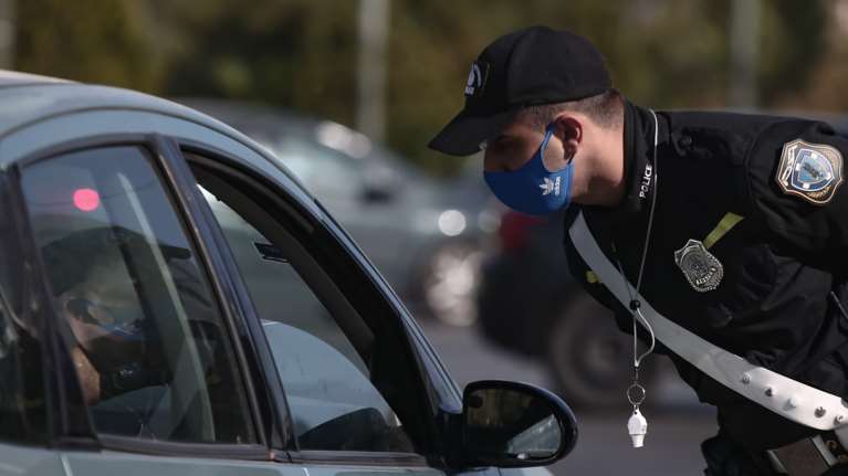 Πρωτοχρονιά με SMS στο 13033: Ο κωδικός για το τραπέζι - Νέα όρια επιβατών σε ΙΧ - ταξί