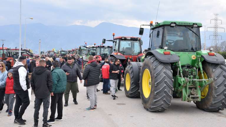 "Χριστούγεννα στα μπλόκα": Ράγισαν οι σχέσεις κυβέρνησης - αγροτών λόγω καθυστερημένων πληρωμών και ευλογιάς