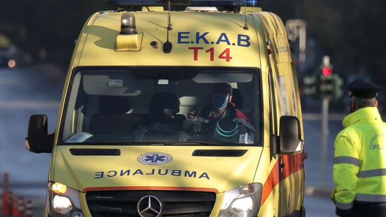 Αθήνα: Τραυματίστηκε 14χρονη από κροτίδες που πέταξαν ανήλικοι έξω από σχολείο